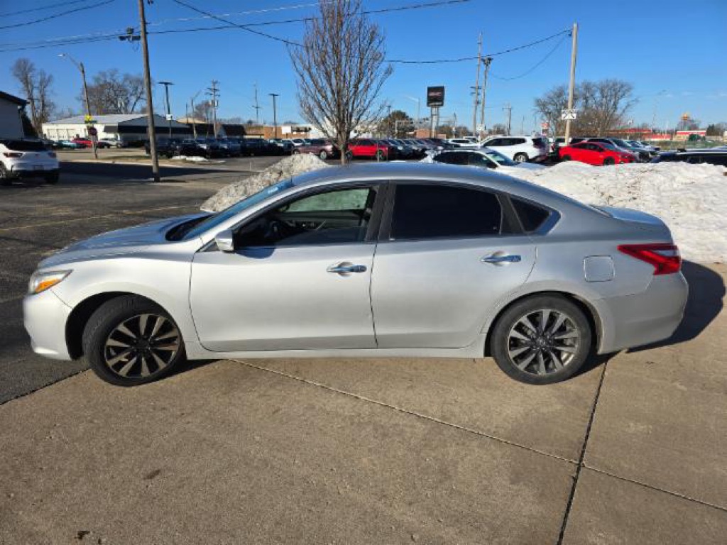 2017 Nissan Altima SL's photo