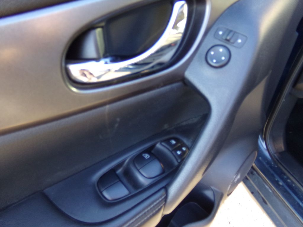 Photo 12 of this NISSAN ROGUE