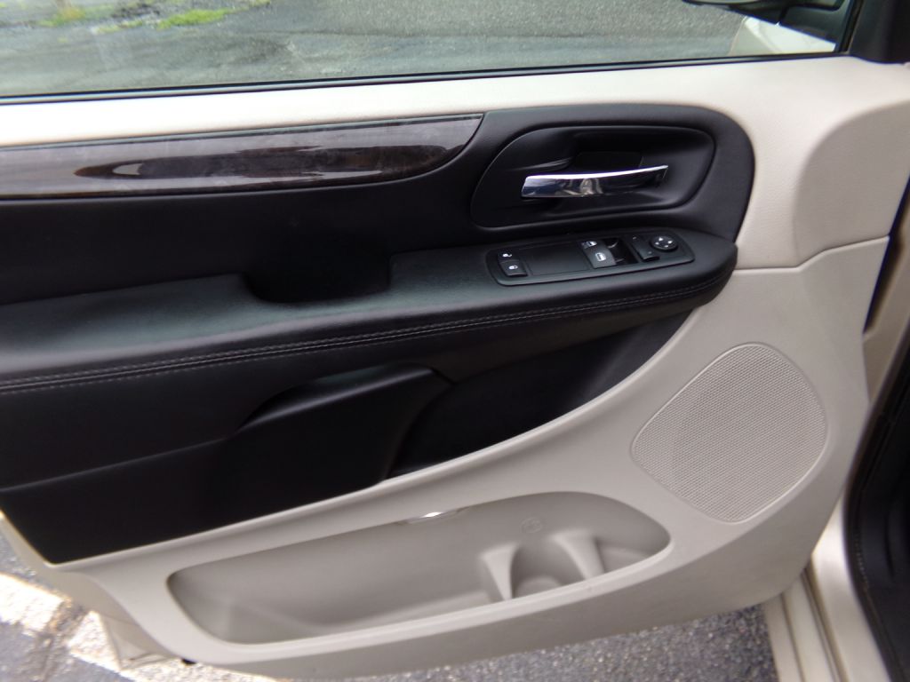 Photo 18 of this DODGE GRAND CARAVAN
