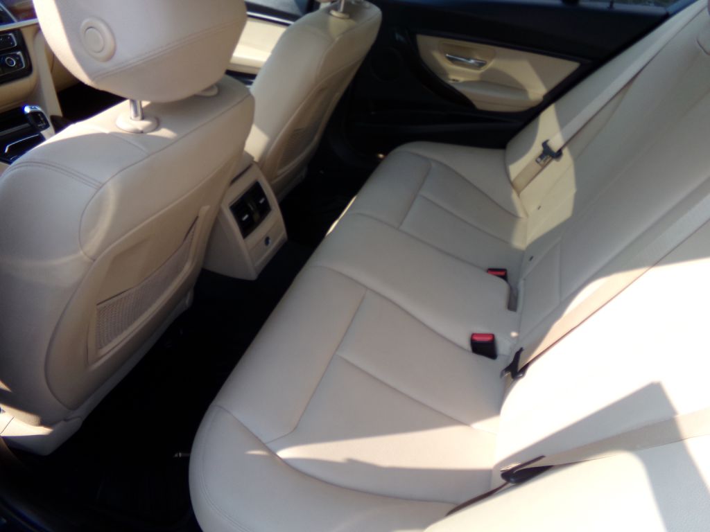 Photo 8 of this BMW 3 SERIES