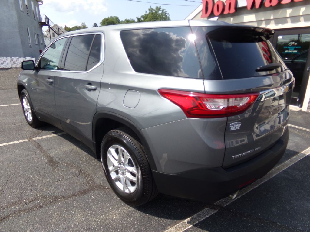 Photo 2 of this CHEVROLET TRAVERSE