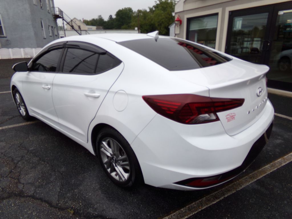 Photo 2 of this HYUNDAI ELANTRA