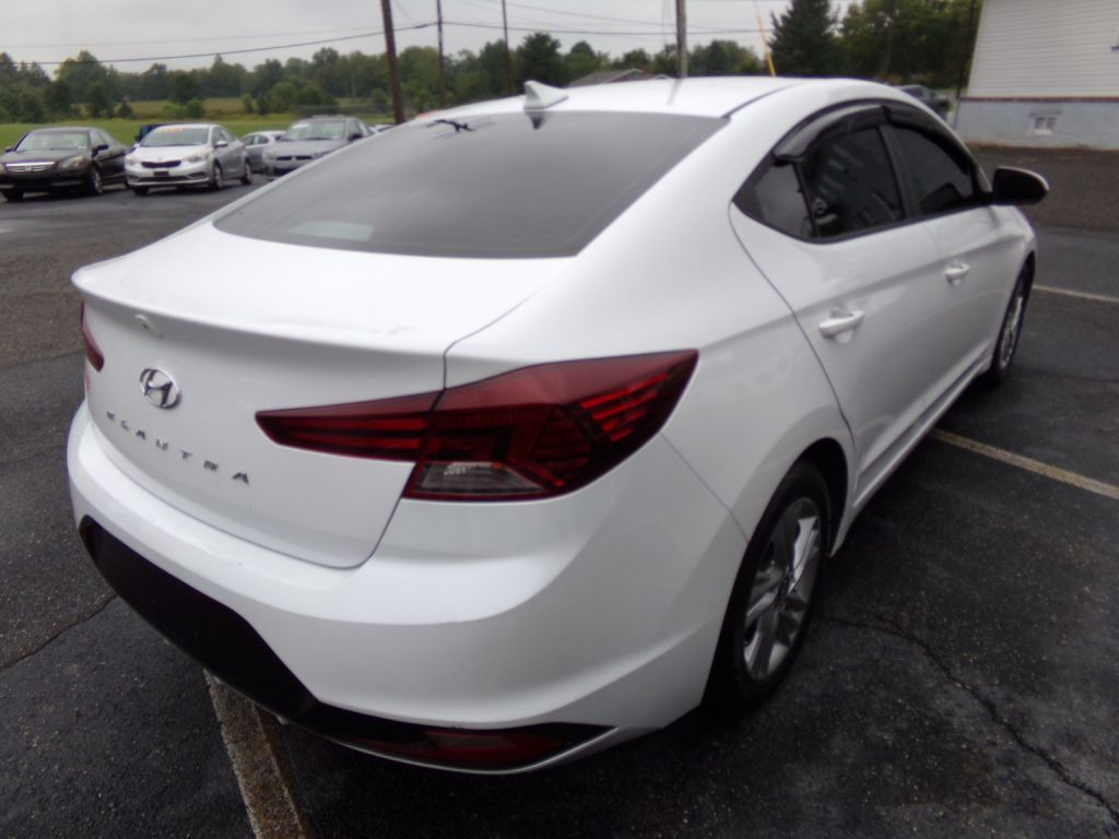 Photo 3 of this HYUNDAI ELANTRA