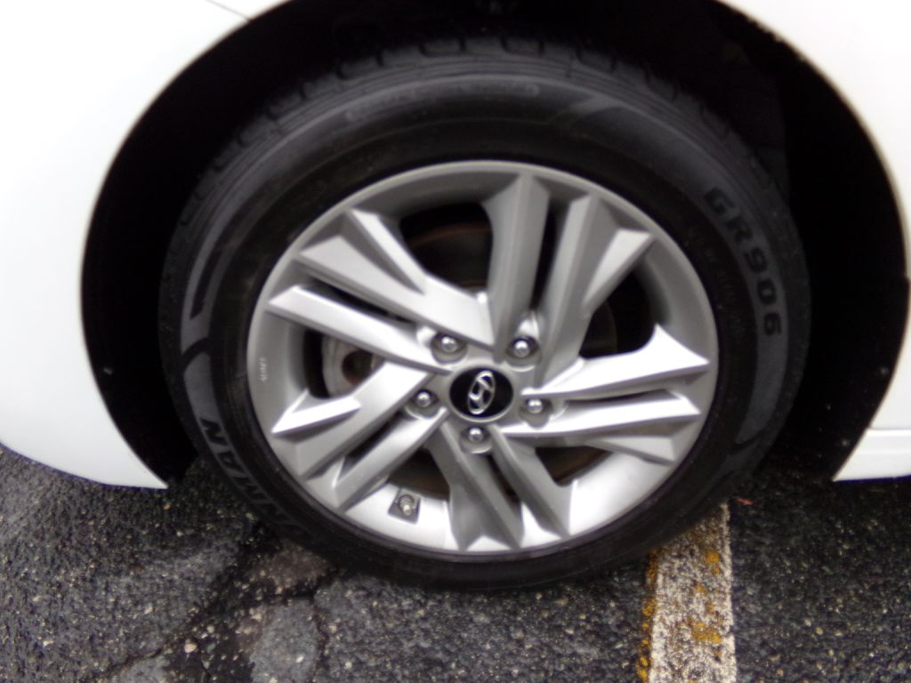 Photo 20 of this HYUNDAI ELANTRA