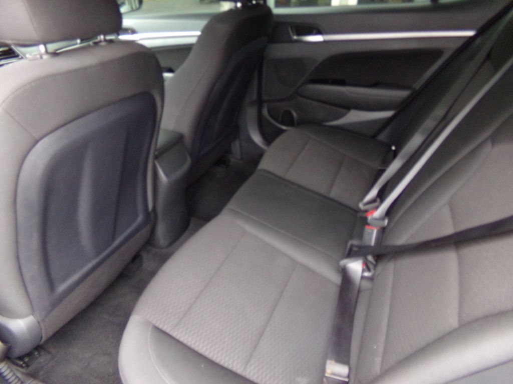 Photo 6 of this HYUNDAI ELANTRA