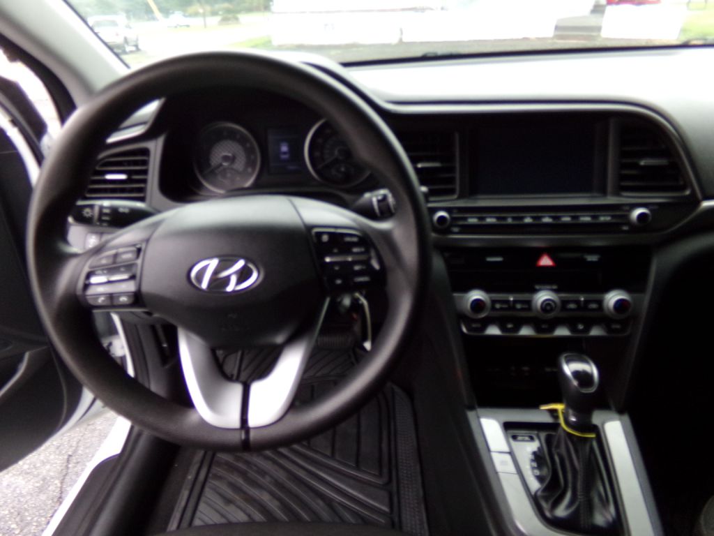 Photo 7 of this HYUNDAI ELANTRA
