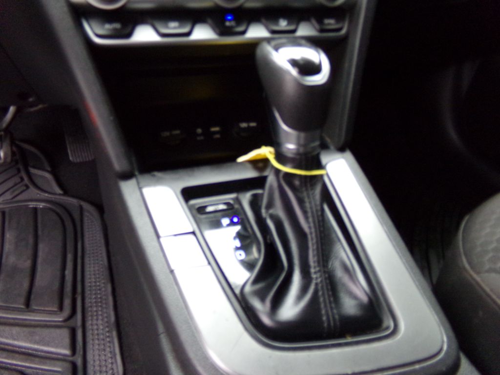Photo 9 of this HYUNDAI ELANTRA