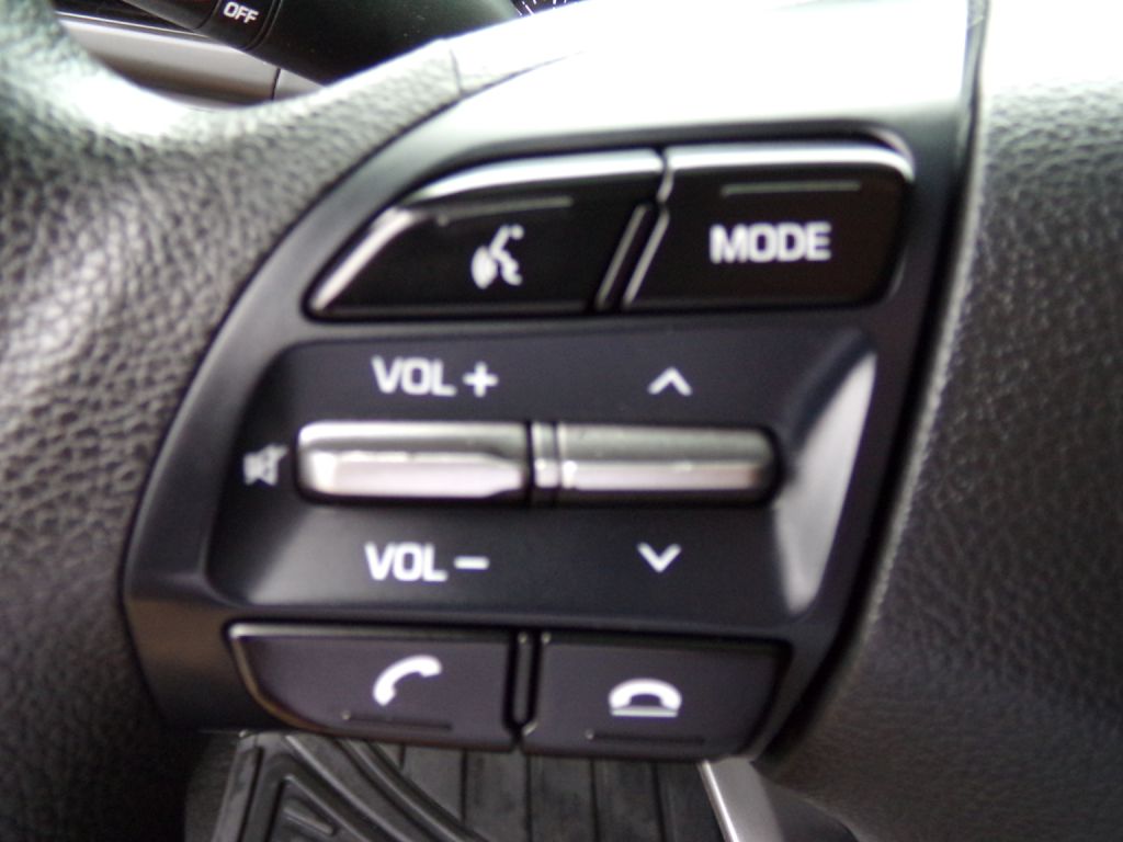 Photo 11 of this HYUNDAI ELANTRA