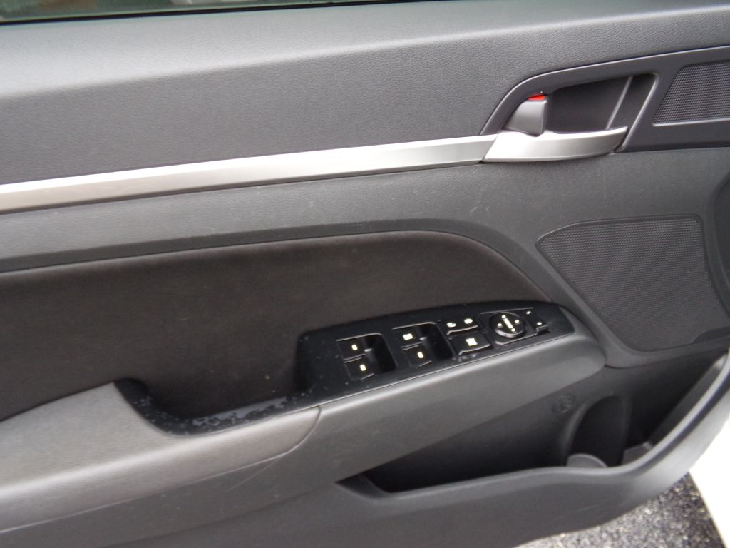Photo 15 of this HYUNDAI ELANTRA