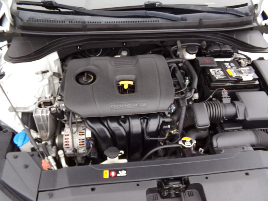 Photo 19 of this HYUNDAI ELANTRA