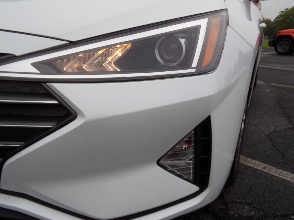 Photo 17 of this HYUNDAI ELANTRA