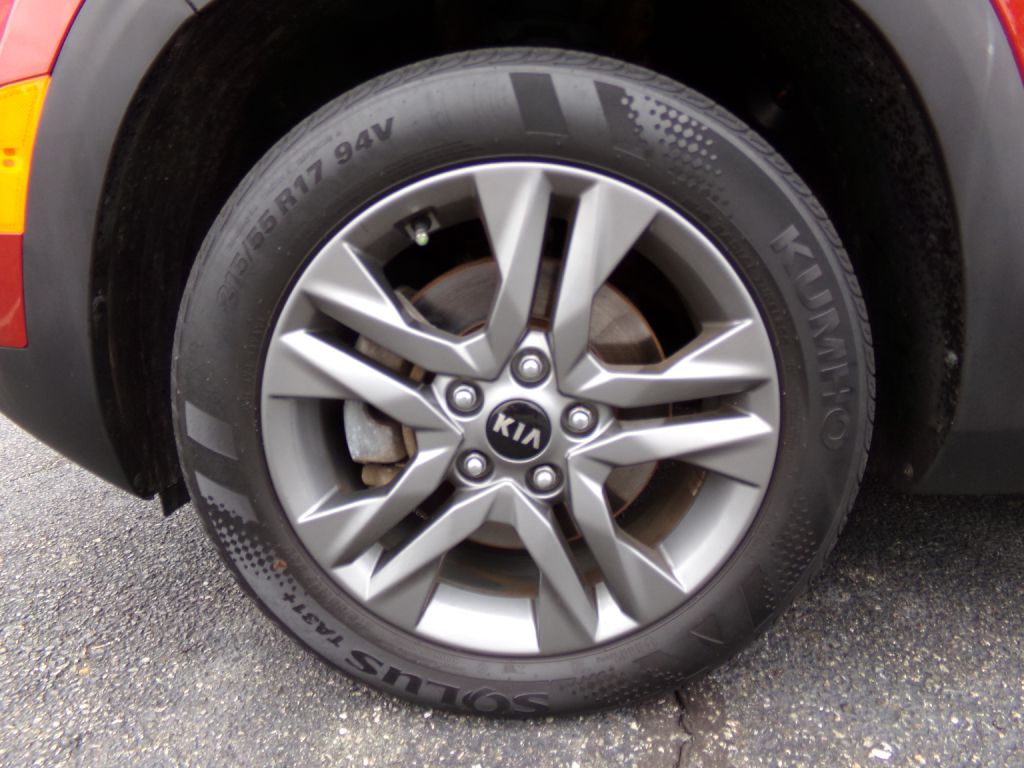 Photo 18 of this KIA SELTOS