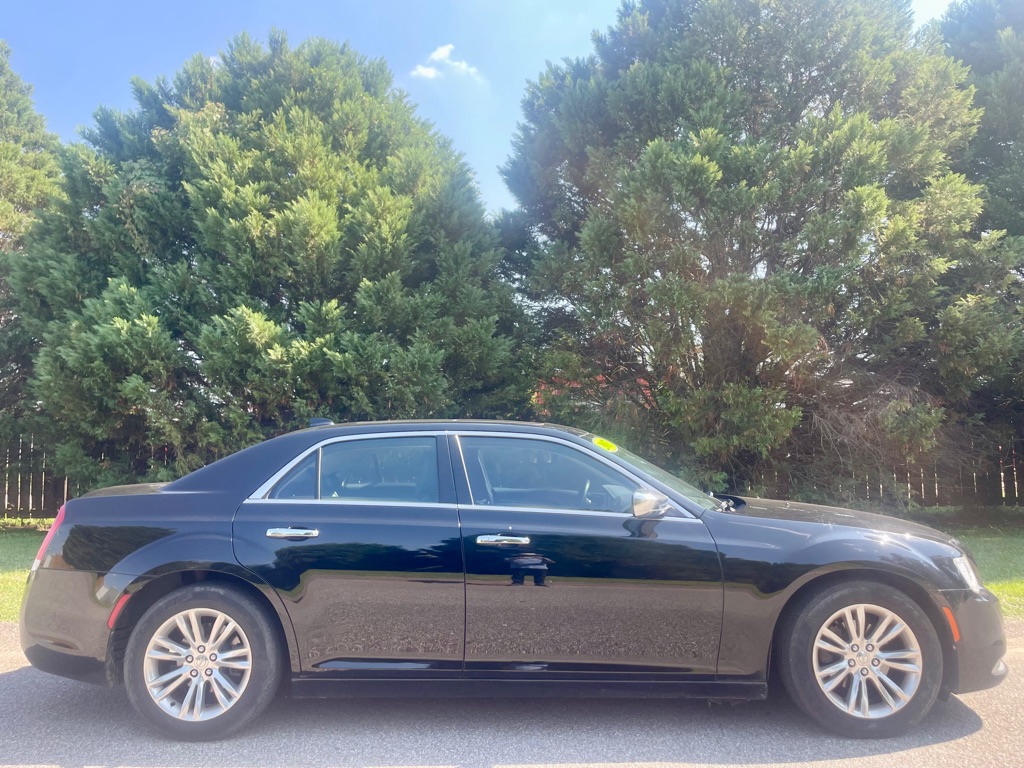 Photo 7 of this CHRYSLER 300C
