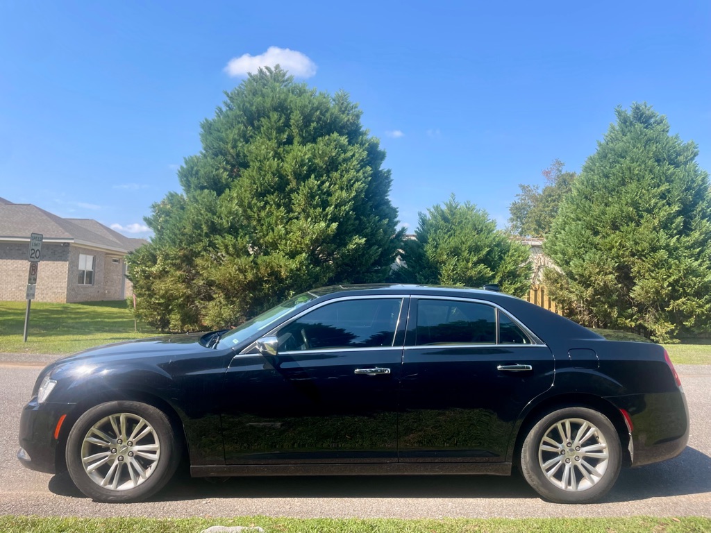 Photo 3 of this CHRYSLER 300C