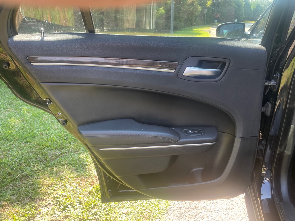 Photo 11 of this CHRYSLER 300C