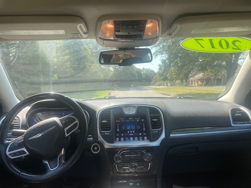 Photo 16 of this CHRYSLER 300C