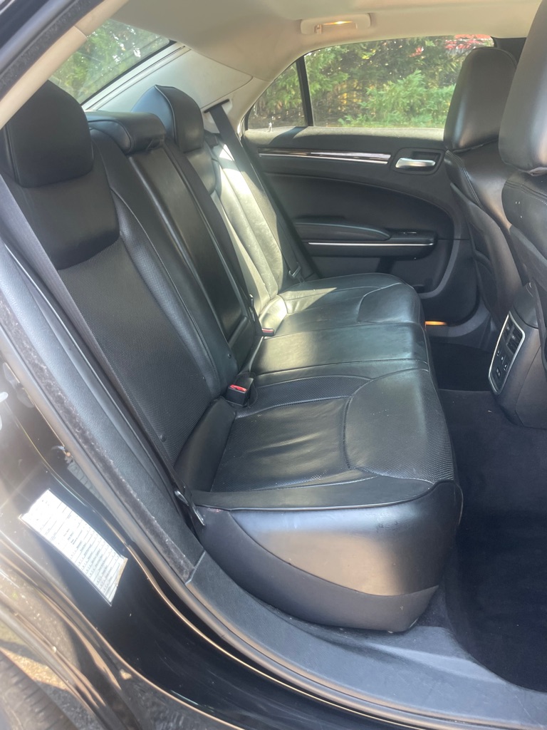 Photo 12 of this CHRYSLER 300C