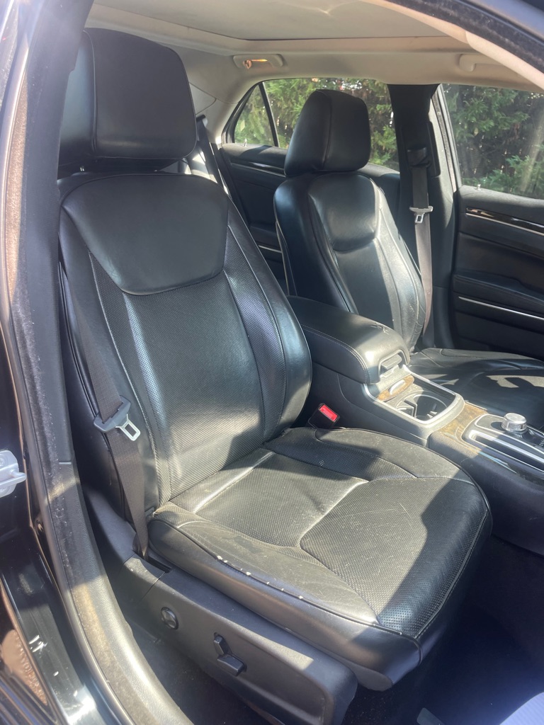 Photo 14 of this CHRYSLER 300C