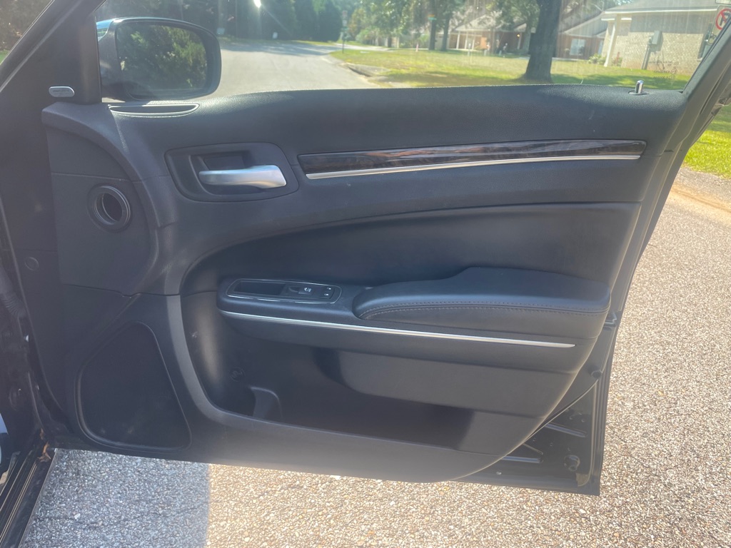 Photo 15 of this CHRYSLER 300C