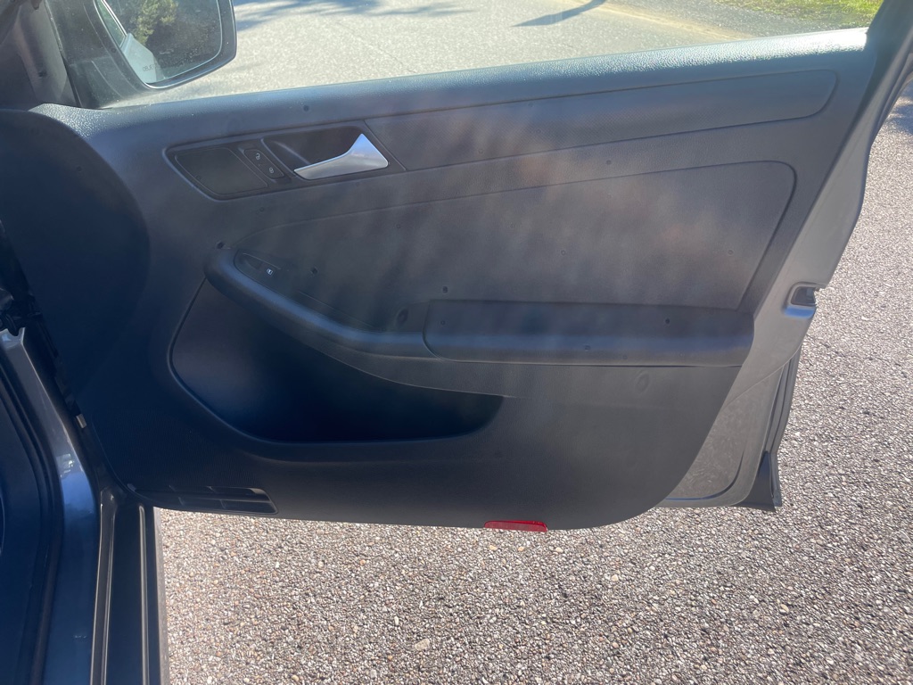 Photo 14 of this VOLKSWAGEN JETTA