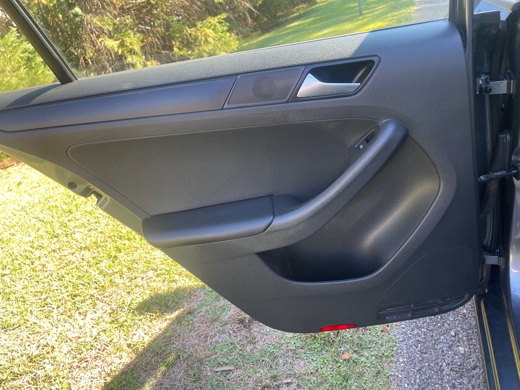 Photo 11 of this VOLKSWAGEN JETTA