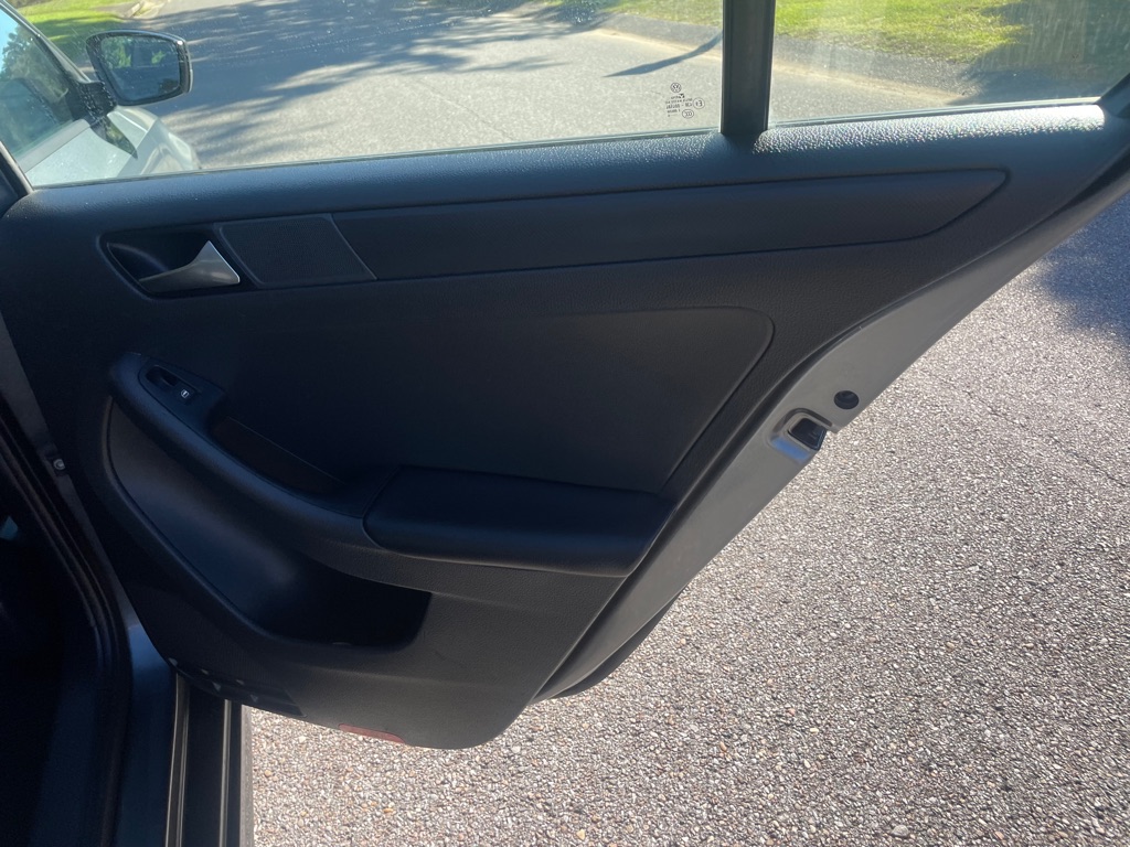 Photo 13 of this VOLKSWAGEN JETTA