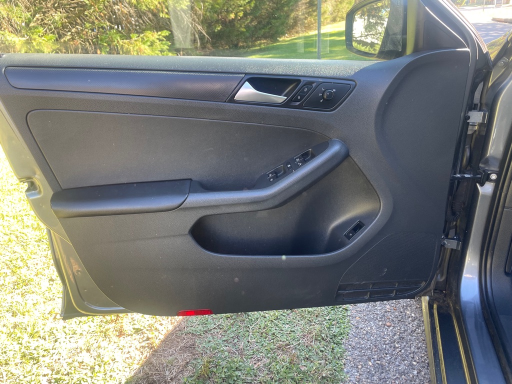 Photo 9 of this VOLKSWAGEN JETTA