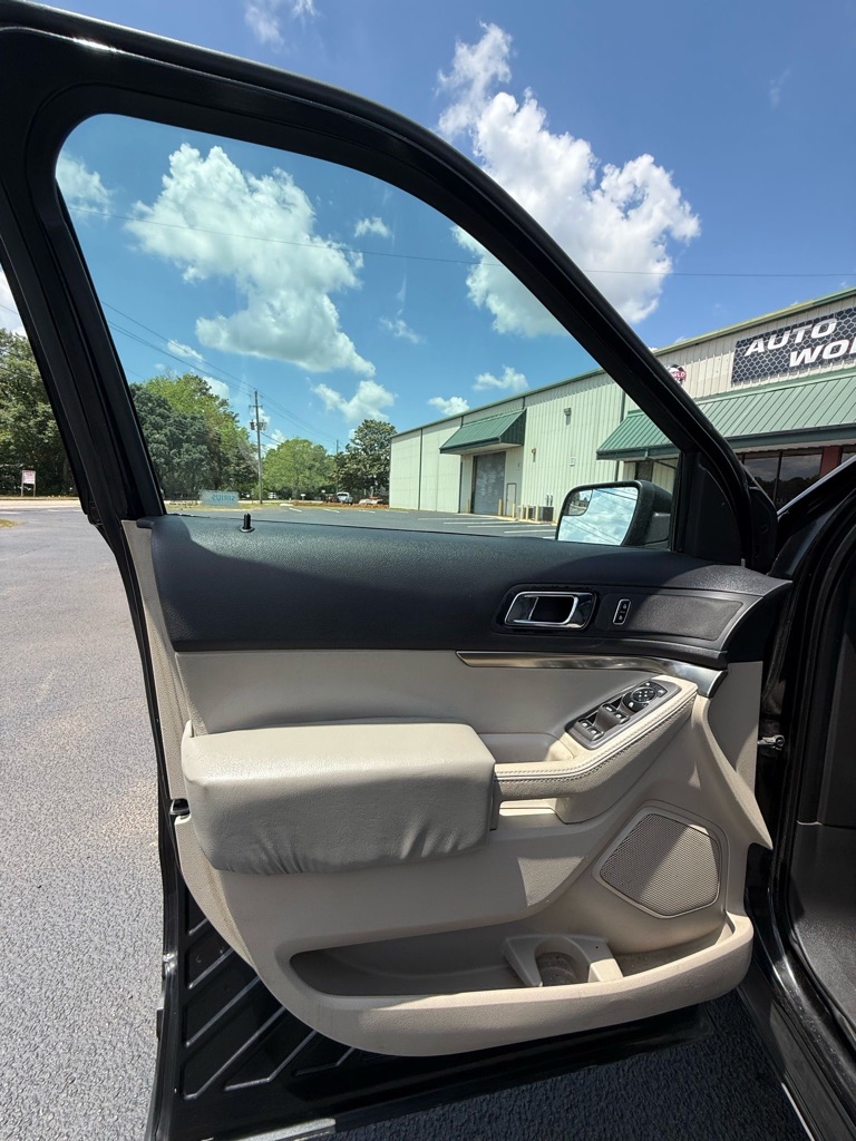 Photo 11 of this FORD EXPLORER