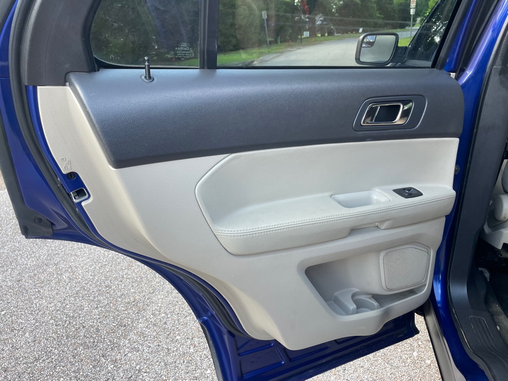 Photo 11 of this FORD EXPLORER