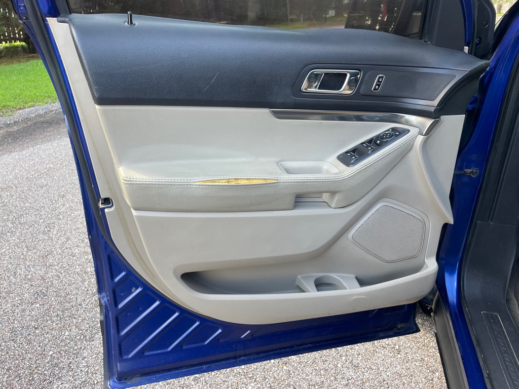Photo 9 of this FORD EXPLORER