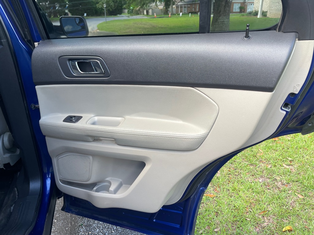 Photo 15 of this FORD EXPLORER
