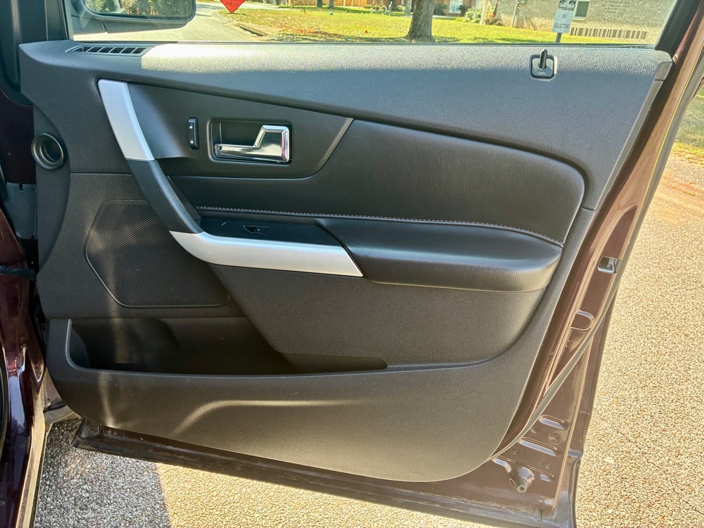 Photo 18 of this FORD EDGE