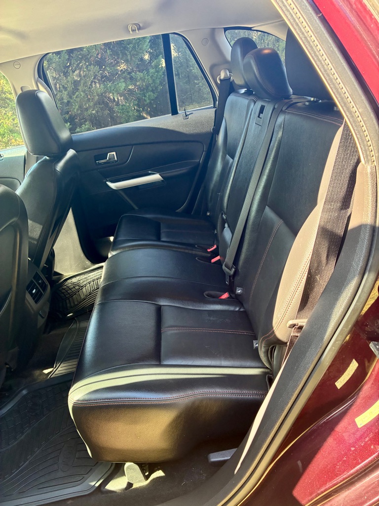 Photo 10 of this FORD EDGE