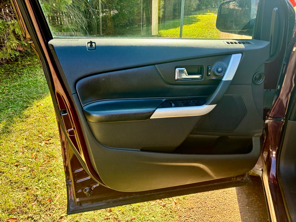 Photo 9 of this FORD EDGE