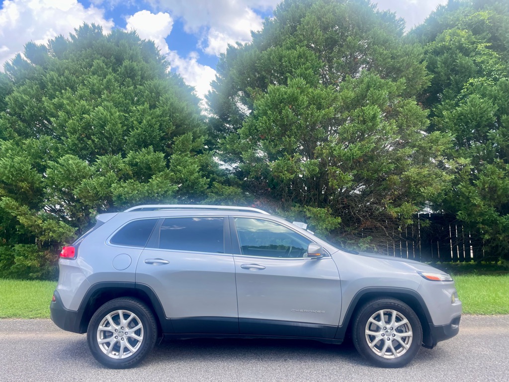 Photo 19 of this JEEP CHEROKEE