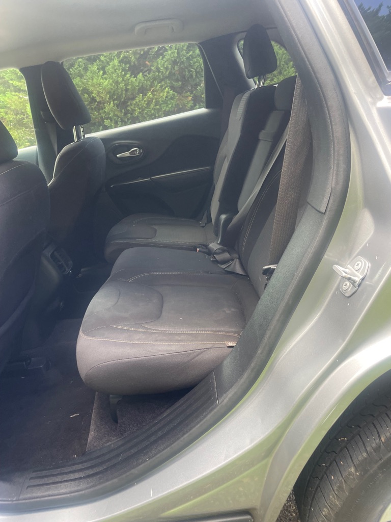 Photo 10 of this JEEP CHEROKEE