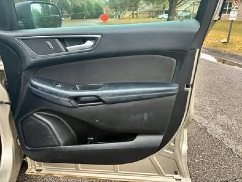 Photo 14 of this FORD EDGE