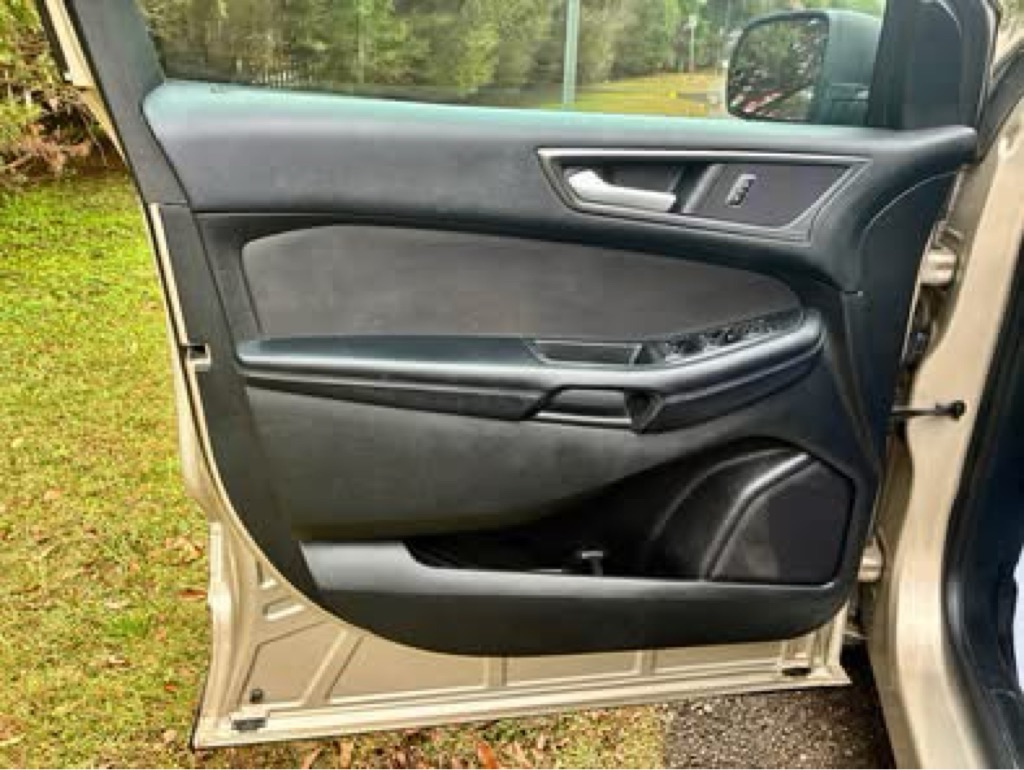 Photo 7 of this FORD EDGE