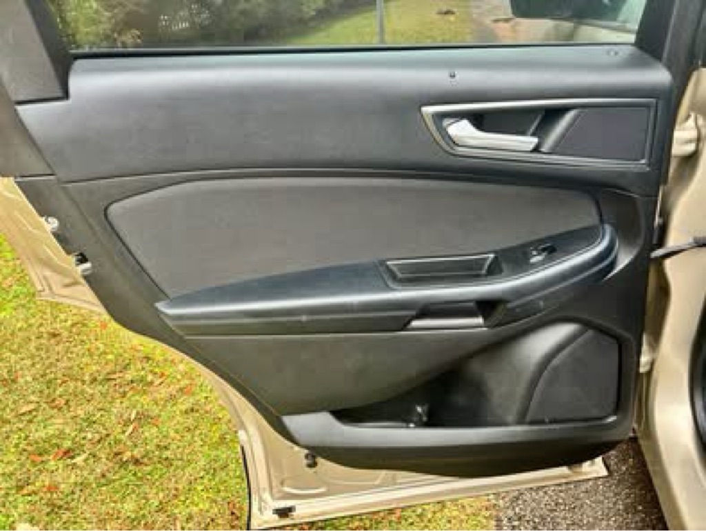 Photo 9 of this FORD EDGE