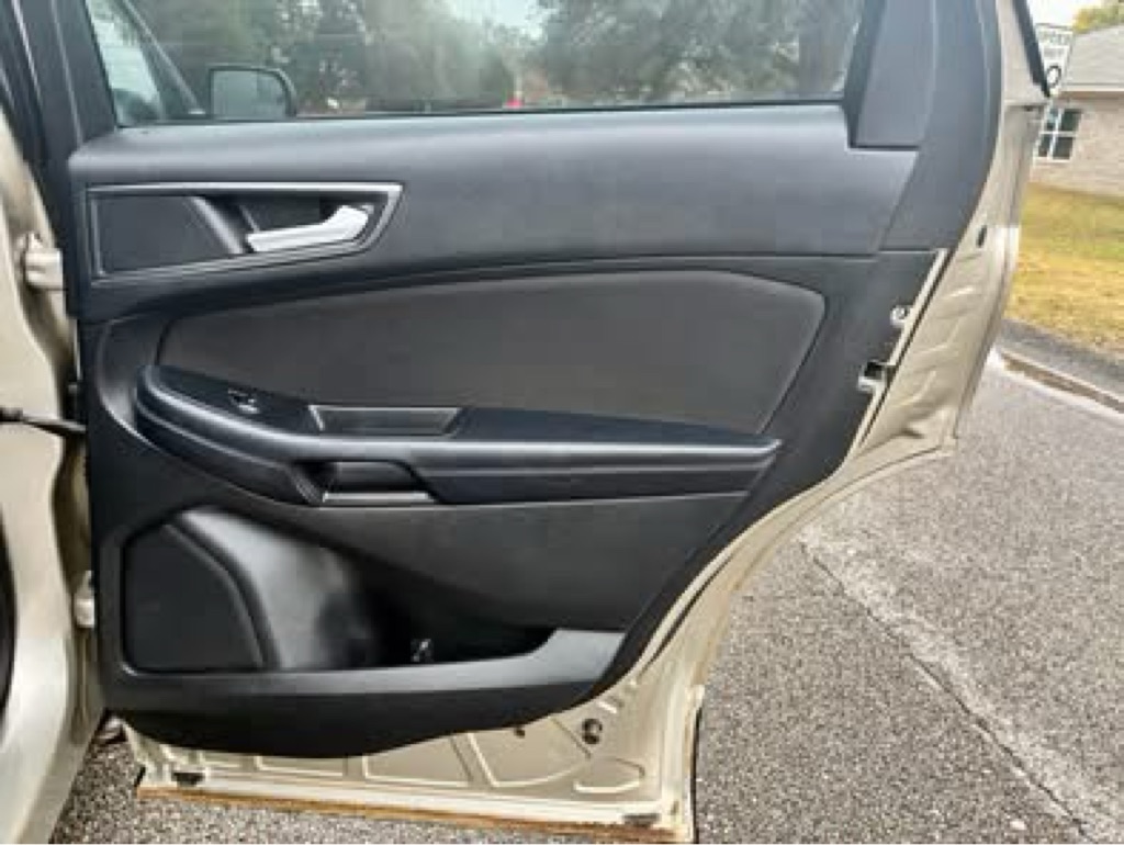 Photo 12 of this FORD EDGE