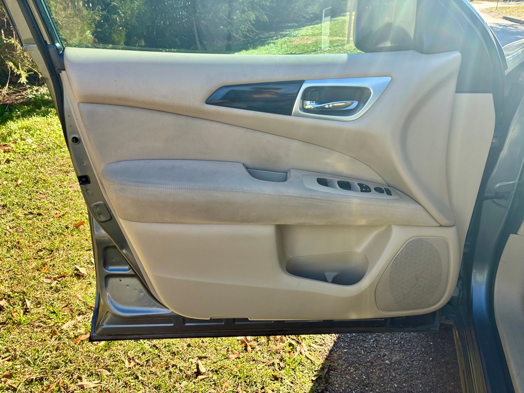 Photo 9 of this NISSAN PATHFINDER