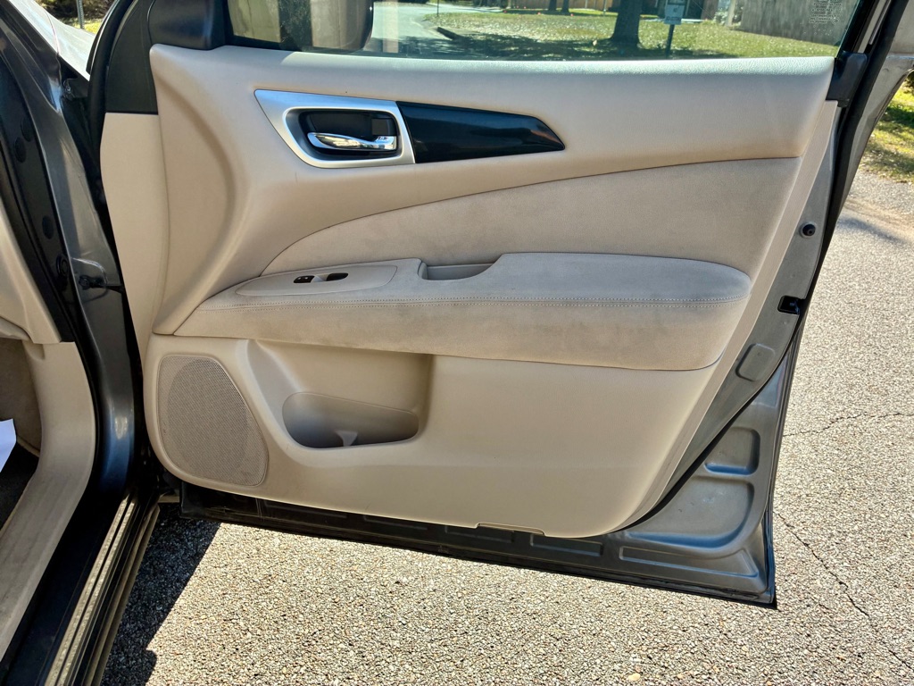 Photo 18 of this NISSAN PATHFINDER
