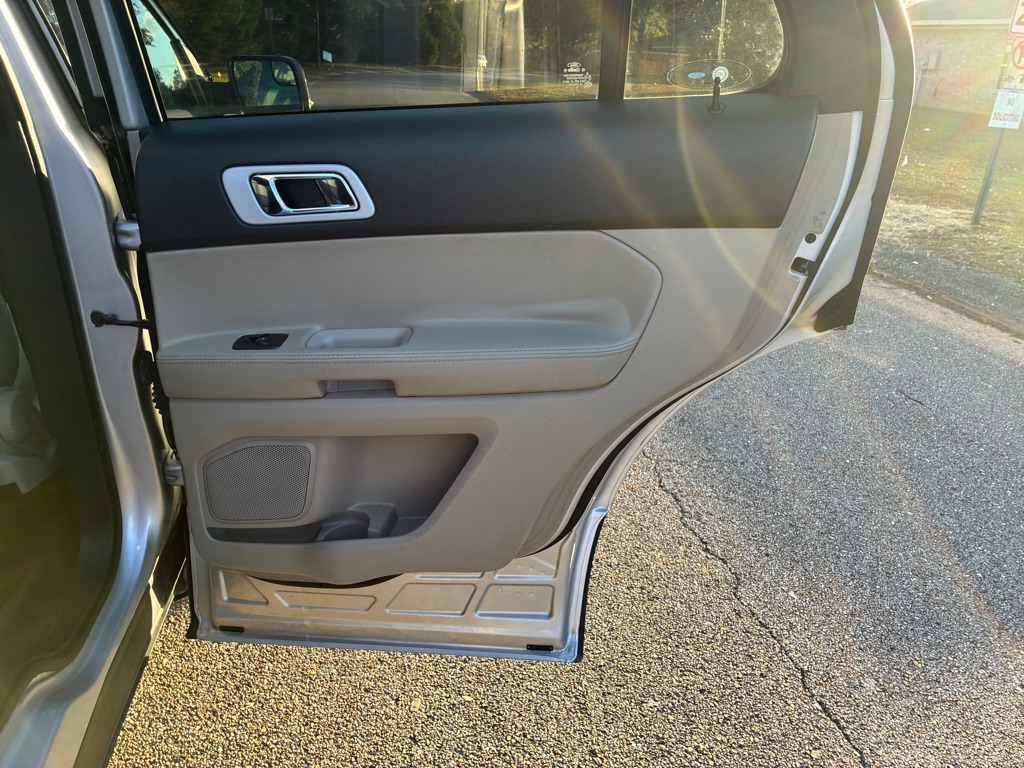 Photo 11 of this FORD EXPLORER