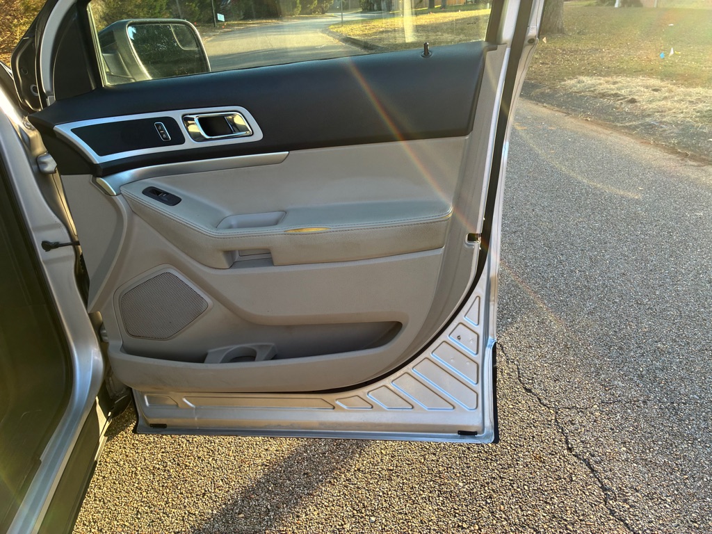 Photo 9 of this FORD EXPLORER