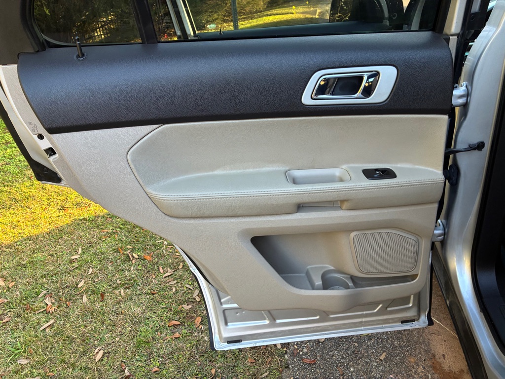 Photo 14 of this FORD EXPLORER