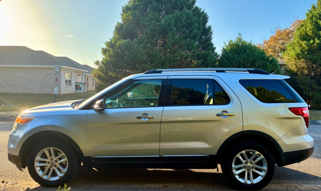 Photo 3 of this FORD EXPLORER