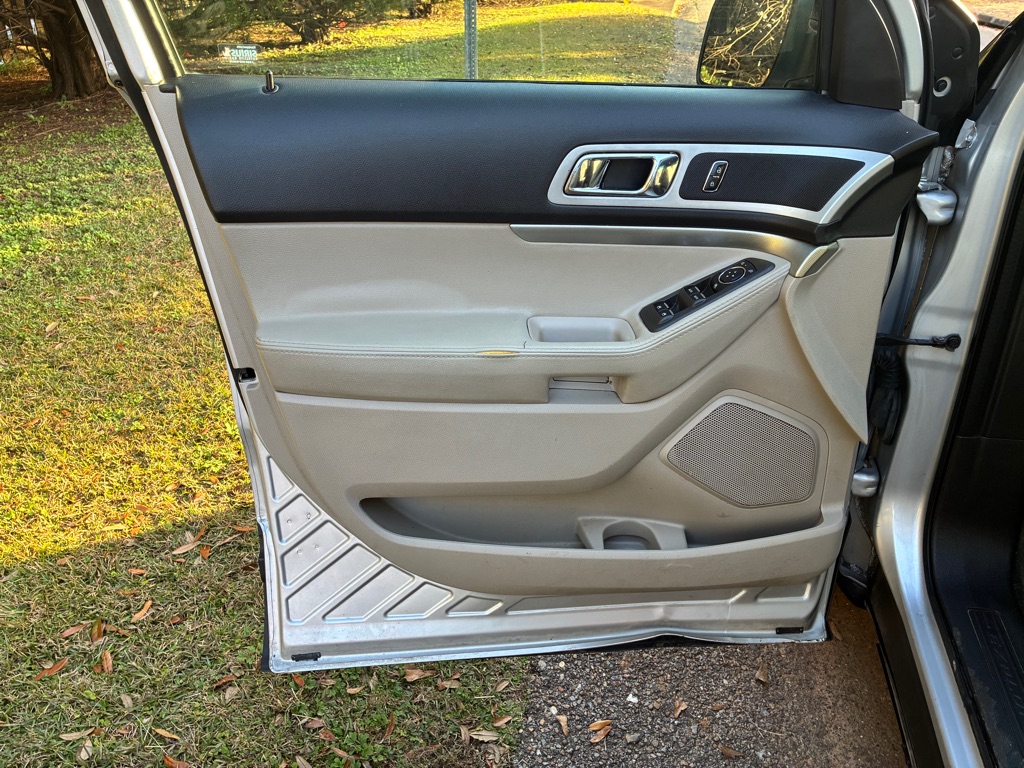 Photo 18 of this FORD EXPLORER
