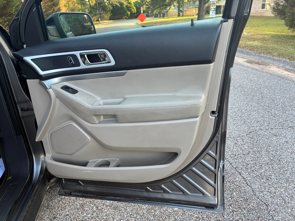 Photo 15 of this FORD EXPLORER