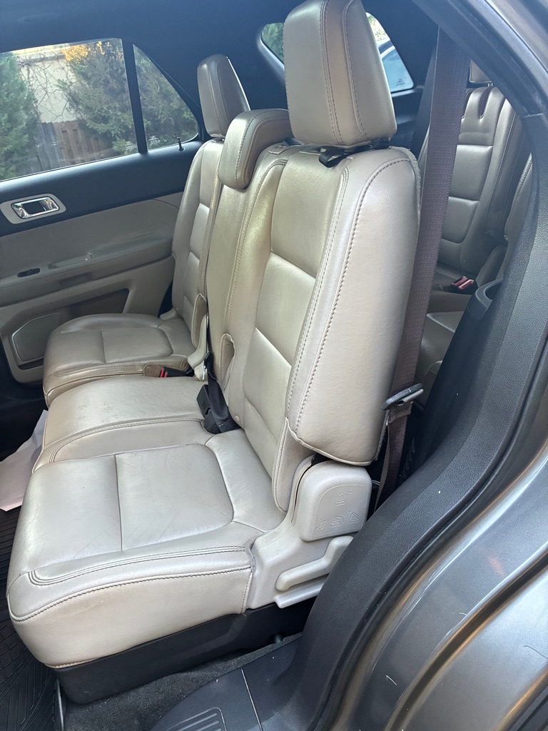 Photo 9 of this FORD EXPLORER