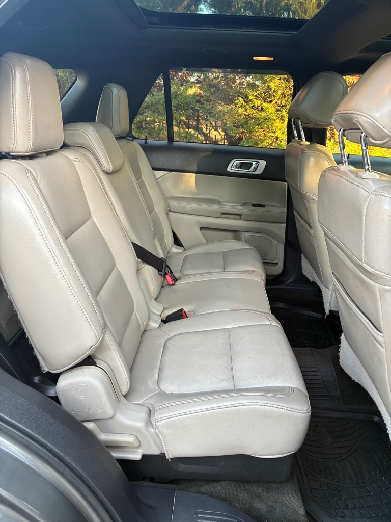 Photo 12 of this FORD EXPLORER